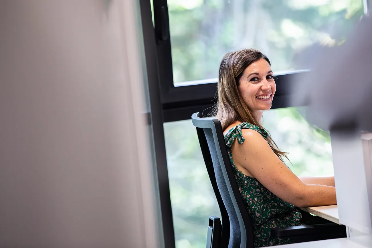 Photo corporate entreprise, photo bureau collaboratrice, photographe corporate, emma pellet